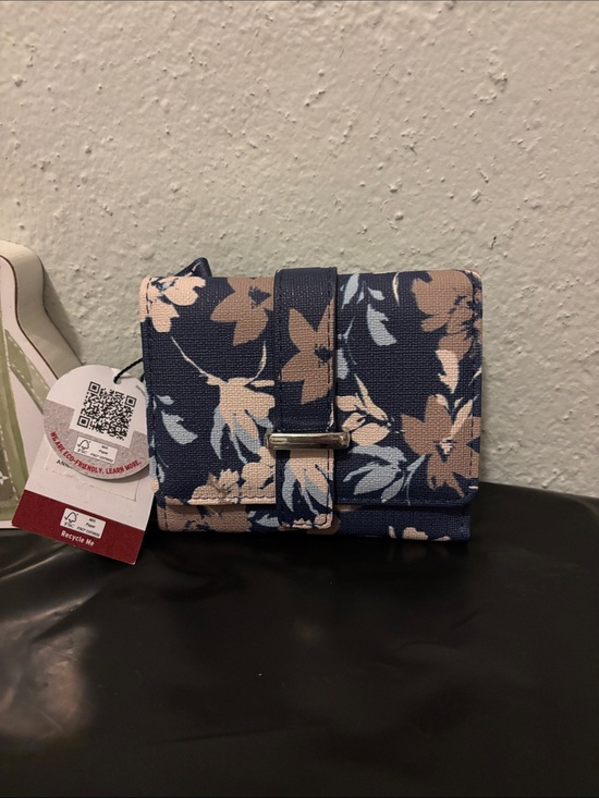 mundi Handbags - mundi Floral Snap Wallet - Navy, Beige, Light Blue